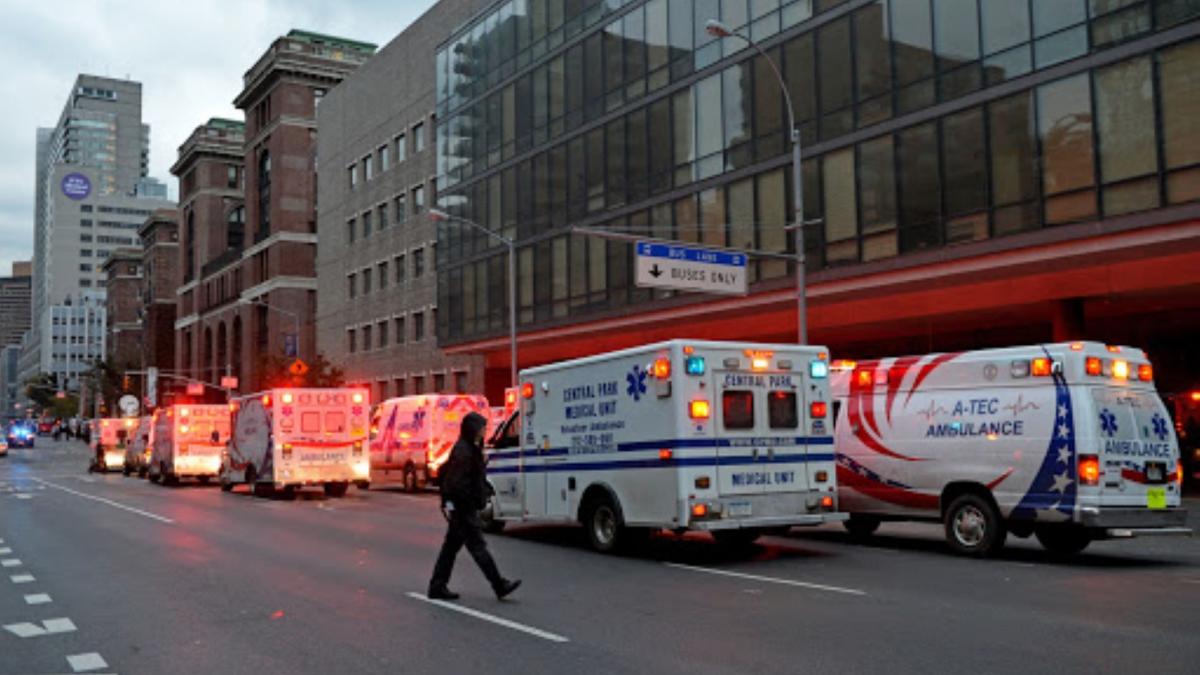 New York, imagini cum nu s-au văzut nici în Italia. Coloană de Ambulanțe cu pacienți infectați, la intrarea în spital