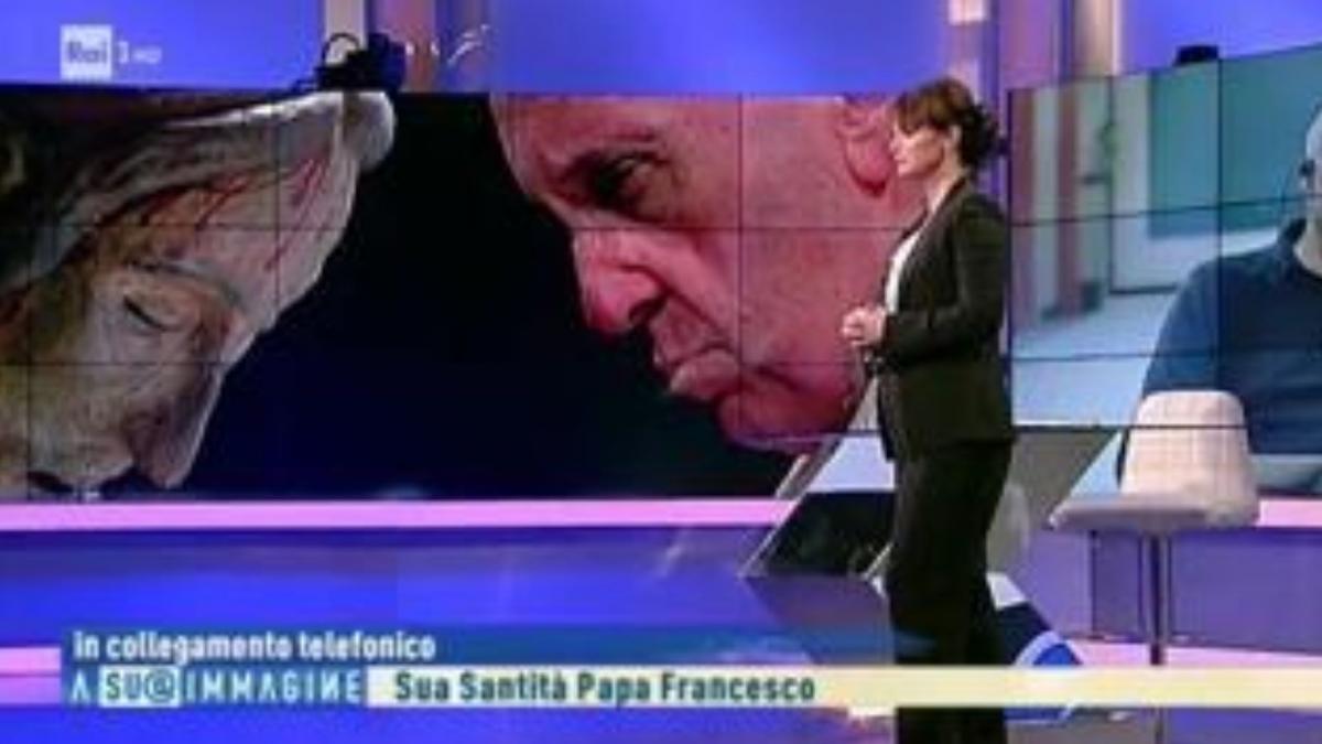 O prezentatoare de la Rai 1 întrerupe un dialog şi anunţă că un telespectator vrea să intervină în direct. Era Papa Francisc