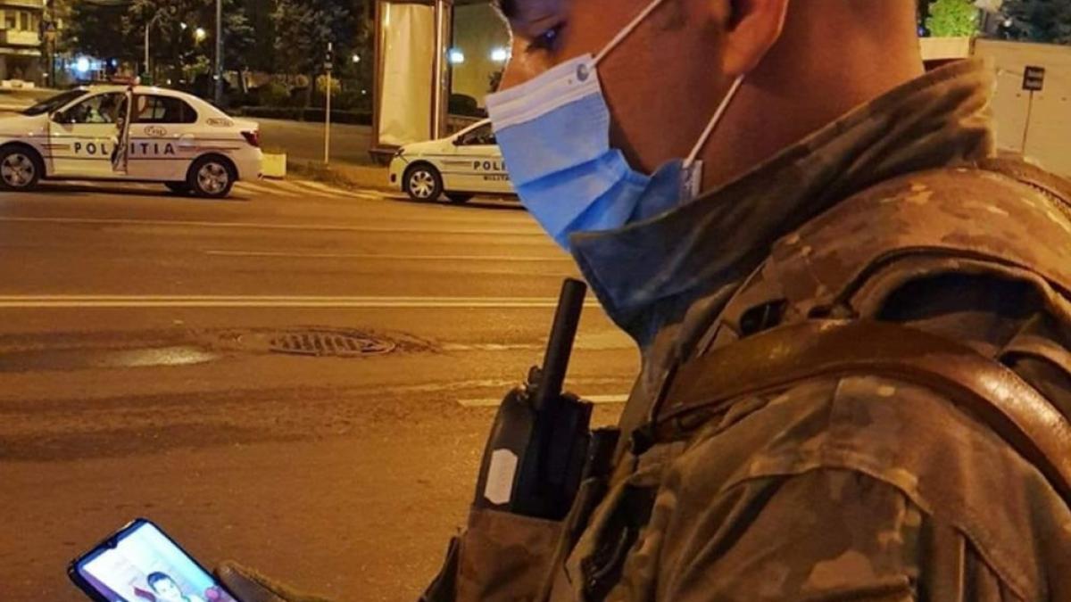 Soldat român, surprins privind poza copilului său în timpul patrulării: „Şi când crezi că nu mai poţi...tot mai poţi puţin!” (FOTO)