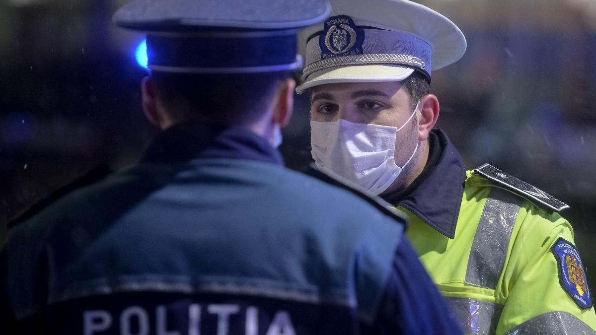 Poliţişti atacaţi cu pietre în Covasna, când încercau să spargă o petrecere cu 30 de persoane