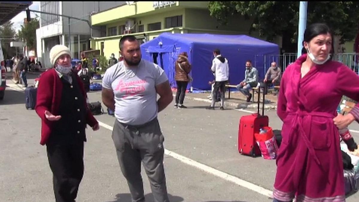 Români abandonați în vama Nădlac, fără posibilitatea de a ajunge acasă. Toți sunt la mâna transportatorilor străini