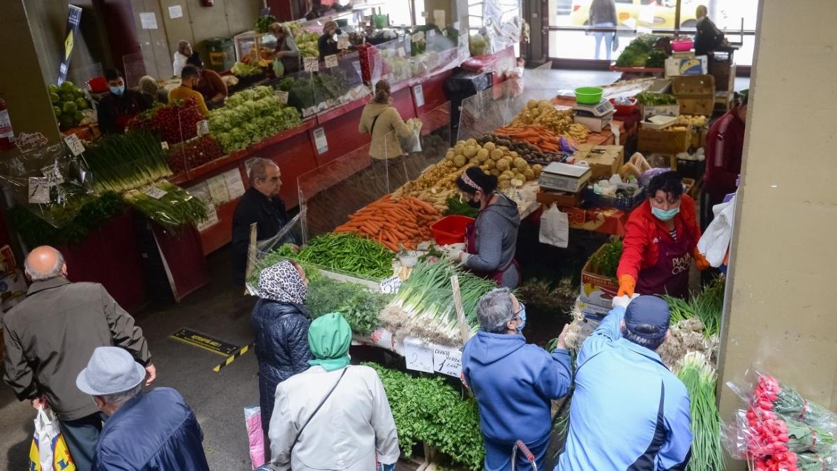 Aglomeraţie în Piaţa Obor. De 1 Mai, bătrânii au ieşit la cumpărături