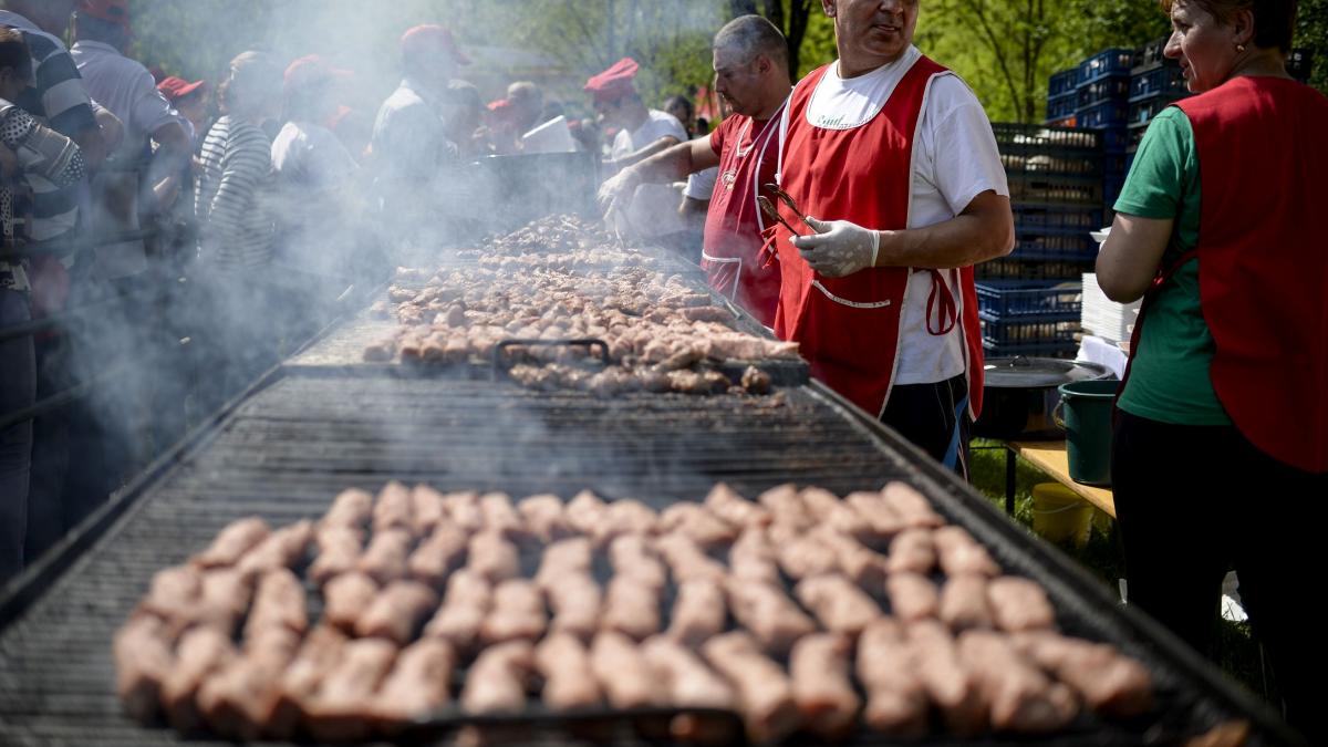 Micul s-a mutat de pe terasă, în sufragerie. Cozi interminabile la preparatele tradiționale