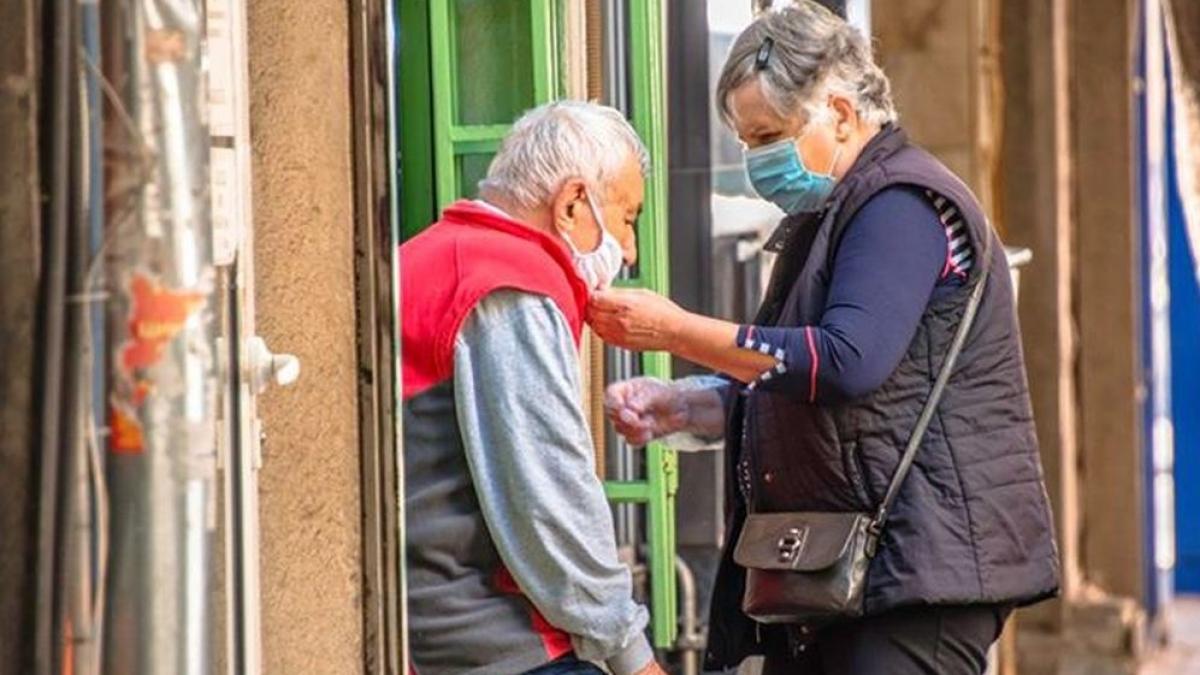 Iubirea adevărată supraviețuiește și în timpul pandemiei. Imagini emoționante surprinse în plină zi (FOTO)