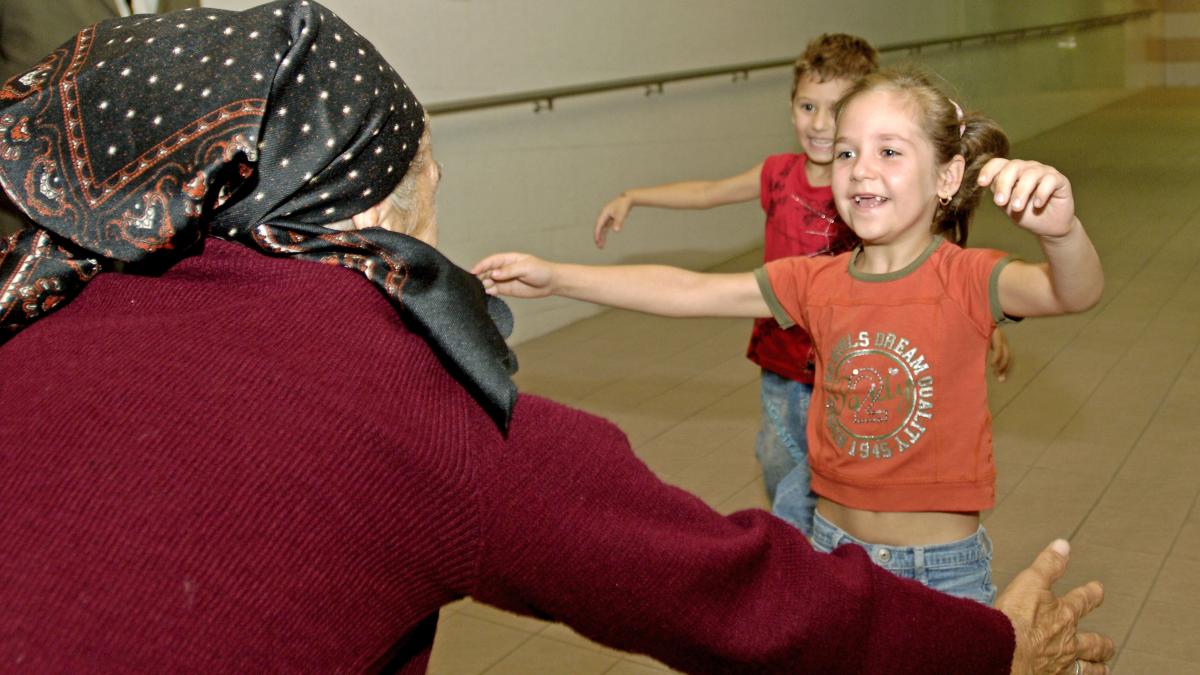 Ţara în care nepoţii îşi pot îmbrăţişa din nou bunicii