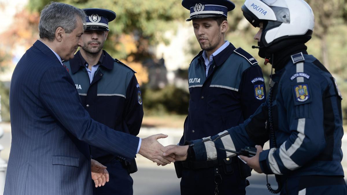 Marcel Vela: Un poliţist local care protejează un parc din Timişoara are 8-9.000 de lei, iar un poliţist din MAI care îşi riscă viaţa are jumătate