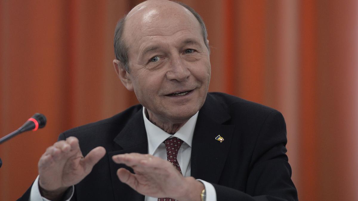 Cum a trecut Băsescu de la cumetrie la duşmănie în relaţia cu romii: „Grupările de ţigani trebuie să înţeleagă că nu pot fi tolerate cu modul lor de viaţă”