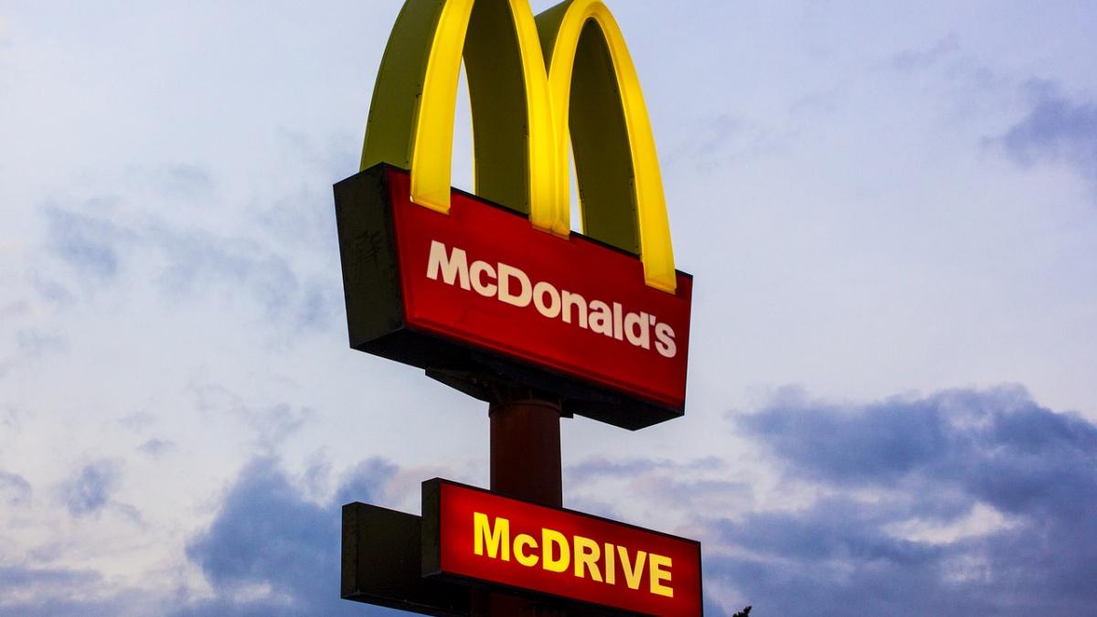 O femeie a împuşcat doi angajaţi ai McDonald’s pentru că nu i-au dat voie să mănânce în restaurant