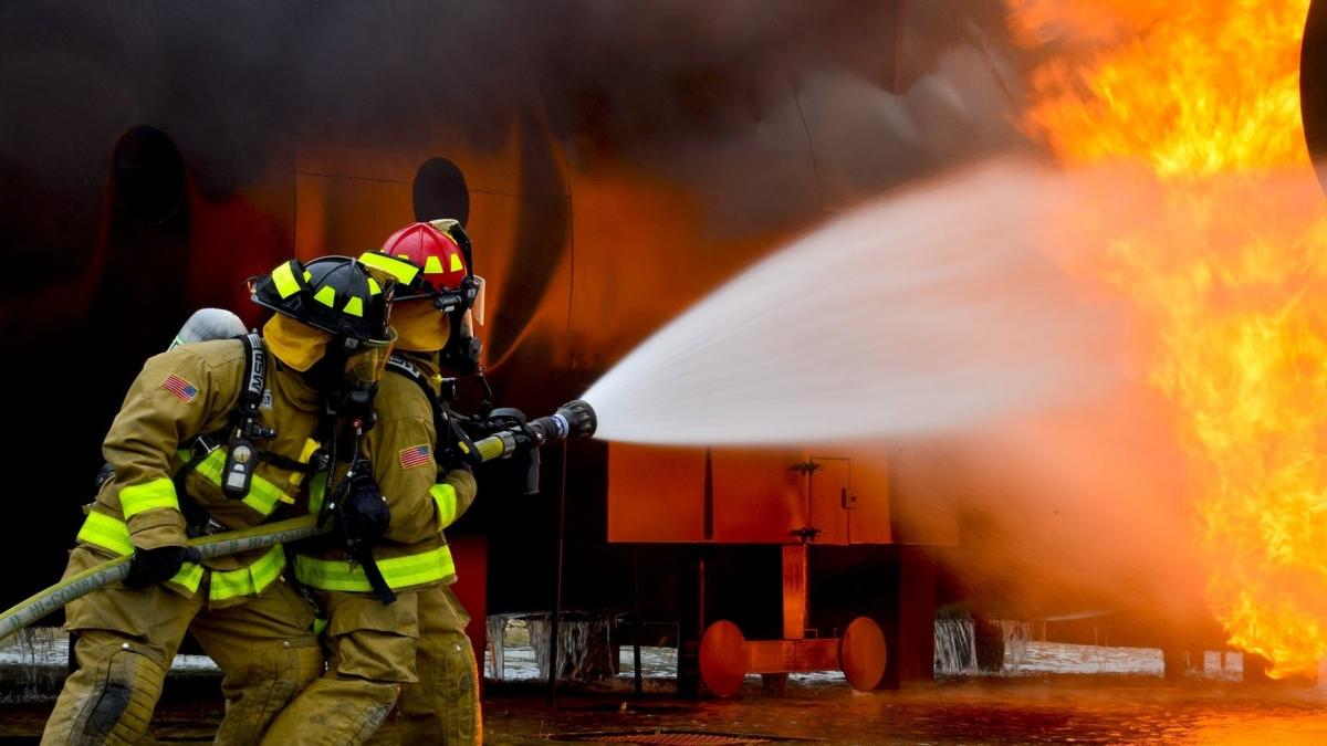 Cadavrul carbonizat al unei femei, găsit în urma unui incendiu uriaș care a făcut scrum două case