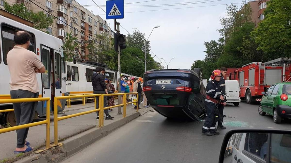 Accident în sectorul 6 al Capitalei, în Militari. O mașină s-a răsturnat