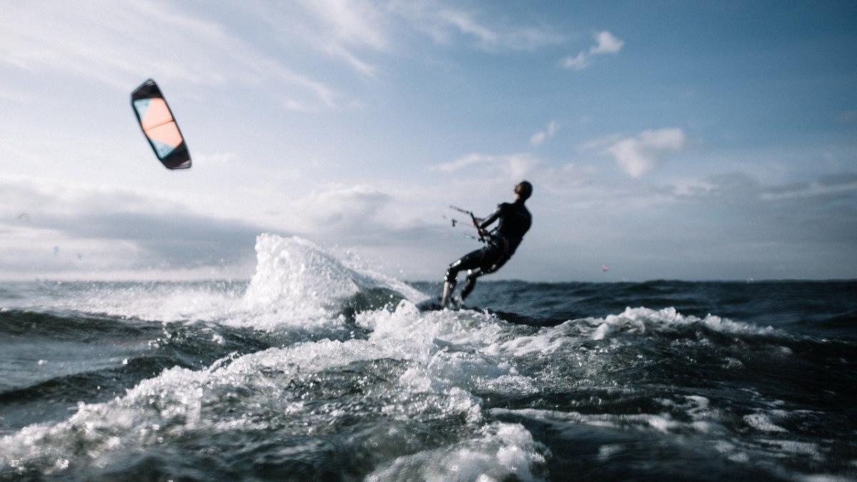 A început sezonul de kite surfing pe litoral. Cât costă  o sesiune de kiting 