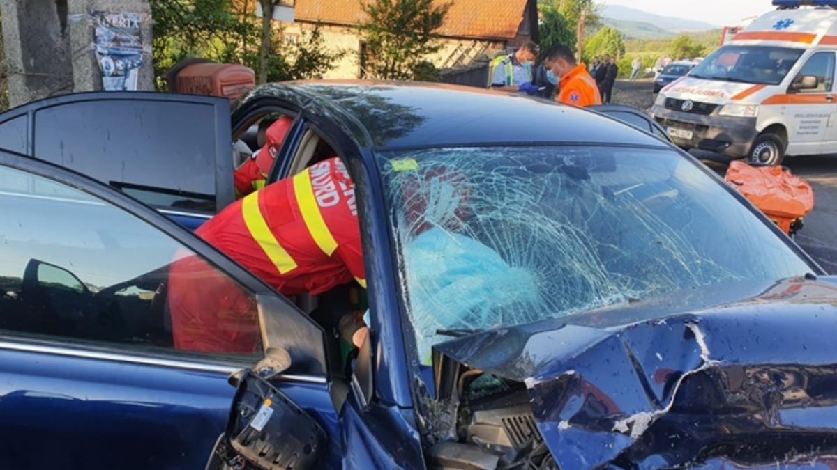 Accident cu patru răniți în Dolj. Un șofer a intrat, din neatenție, într-o altă mașină