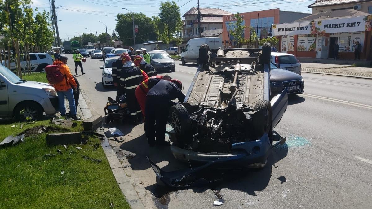 Accident produs de o șoferiță de 75 de ani. Mașină răsturnată pe șoseaua Alexandriei