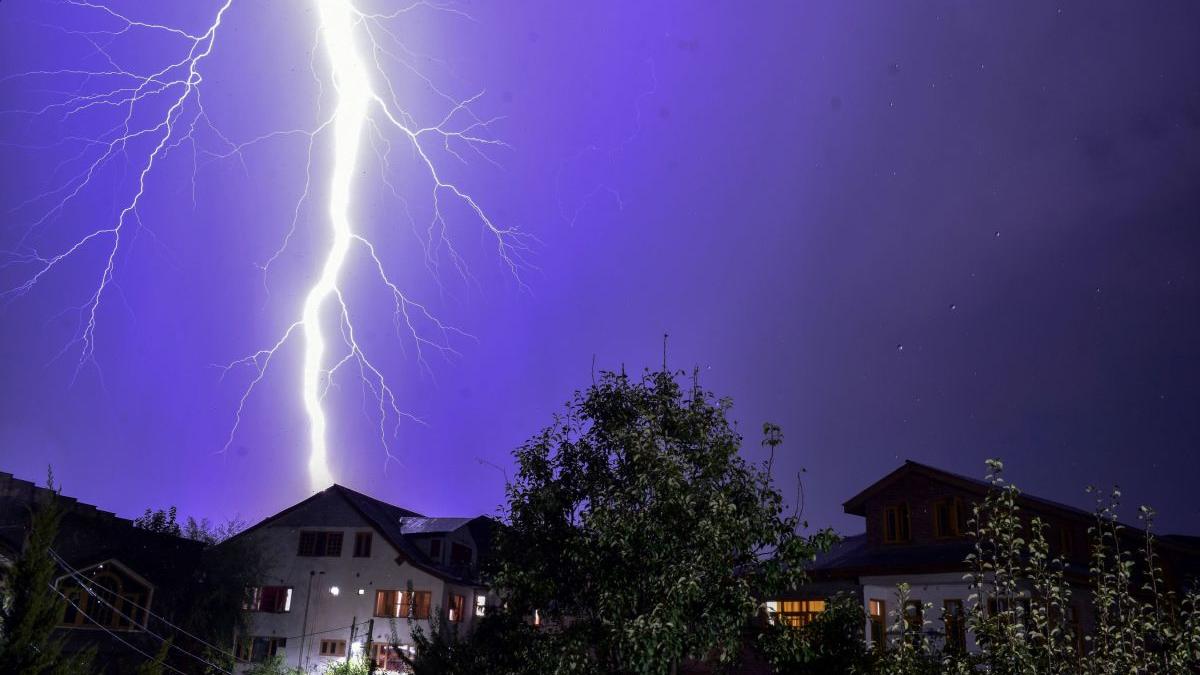 Alertă meteo. Cod portocaliu de vijelie, grindină și ploi torențiale în aproape toată România