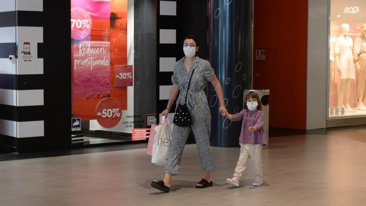 Marea redeschidere a mall-urilor a început de ieri. Ce amendă riști dacă nu porți mască de protecție