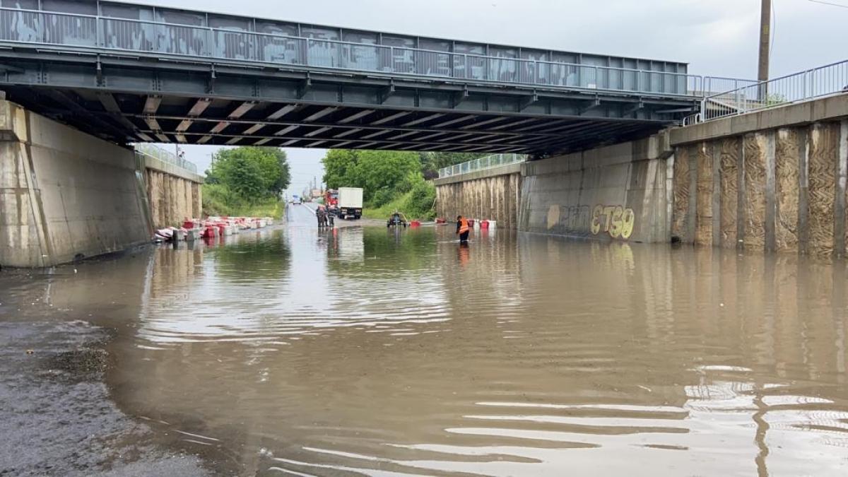 Ploaia a făcut ravagii în București! Mai multe străzi au fost inundate