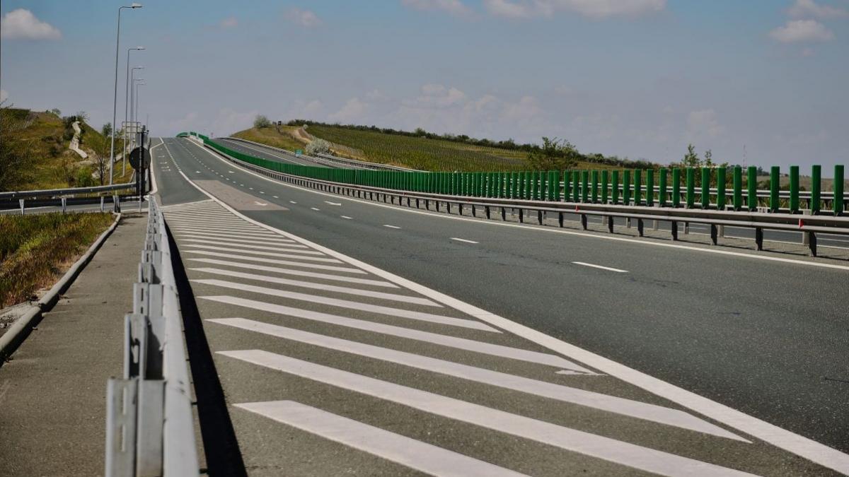 Pericol de explozie pe Autostrada A1! O cisternă cu benzină s-a răsurnat