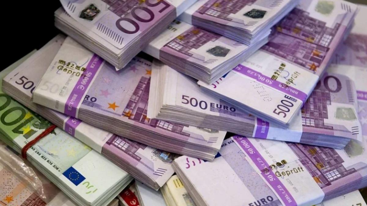 300.000 de euro furați din conturile românilor. Clienți lăsați fără bani de angajatele băncii