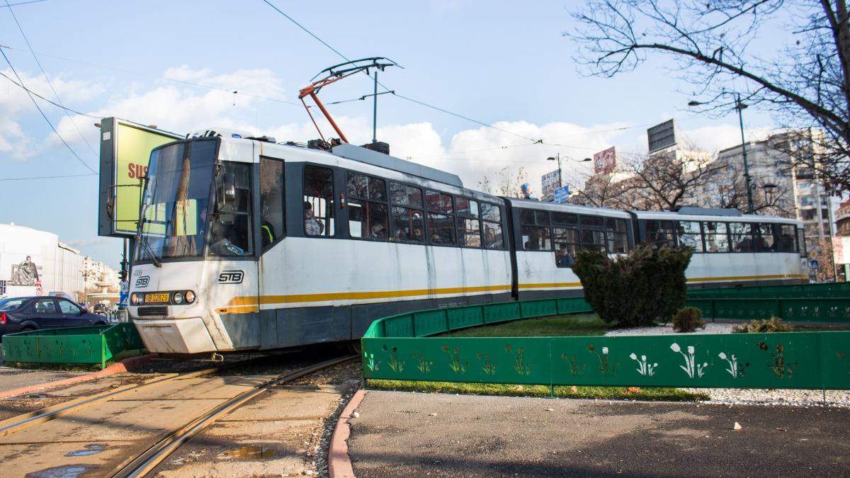 Un tramvai din Capitală a deraiat și a lovit în plin două mașini. Care este cauza