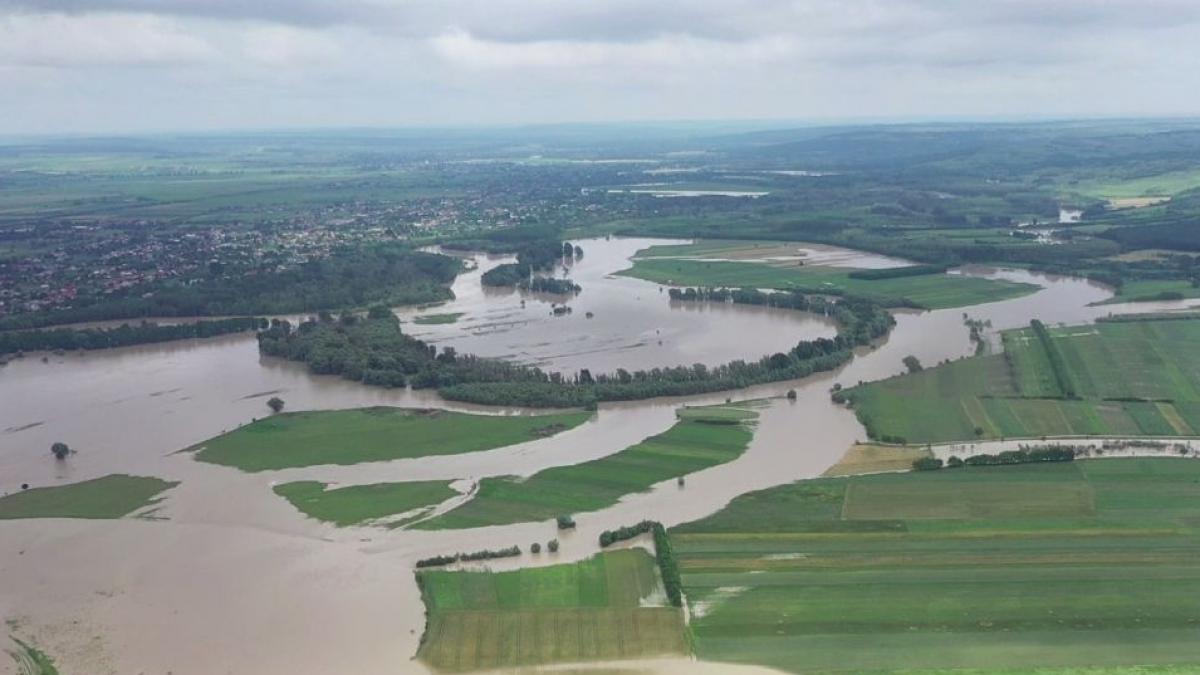 Autorităţile sunt în alertă! Viitura de pe Prut a intrat în România, iar 34 de copii au fost evacuaţi de urgenţă