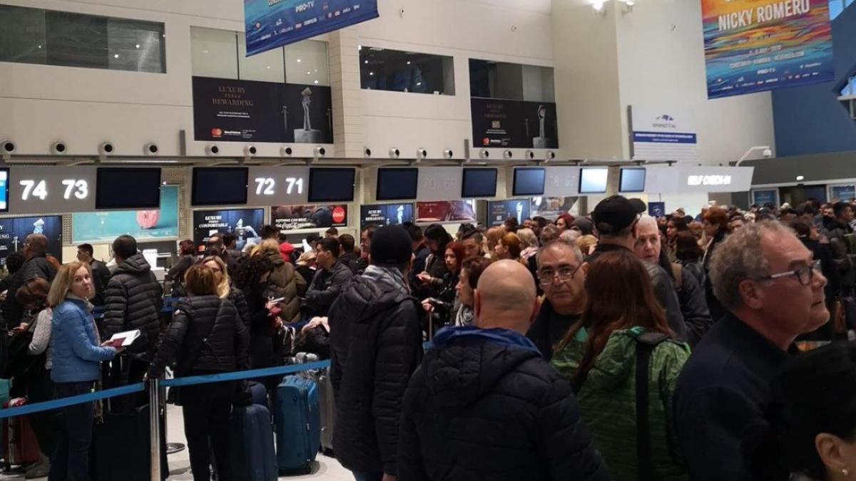 Coșmar pentru pasageri la Aeroportul Otopeni: "Este revoltător! De ce pe alte aeroporturi din Europa nu se întâmplă acest lucru"