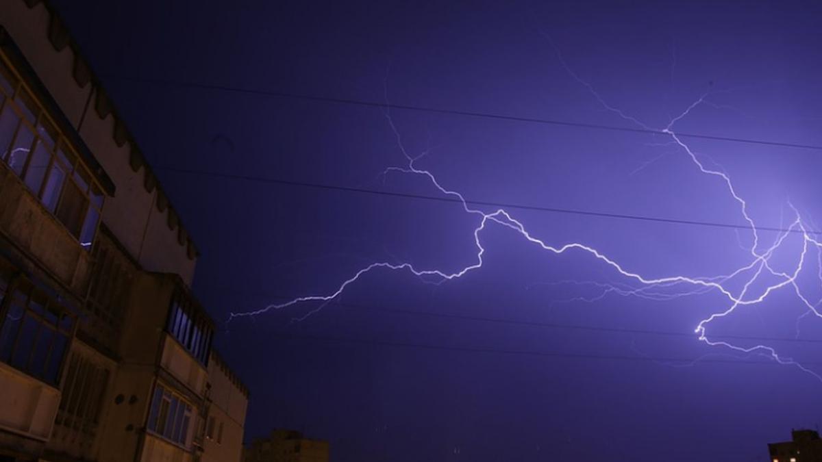 Alertă meteo! Vremea rea continuă. Nouă județe, vizate de fenomene meteorologice periculoase