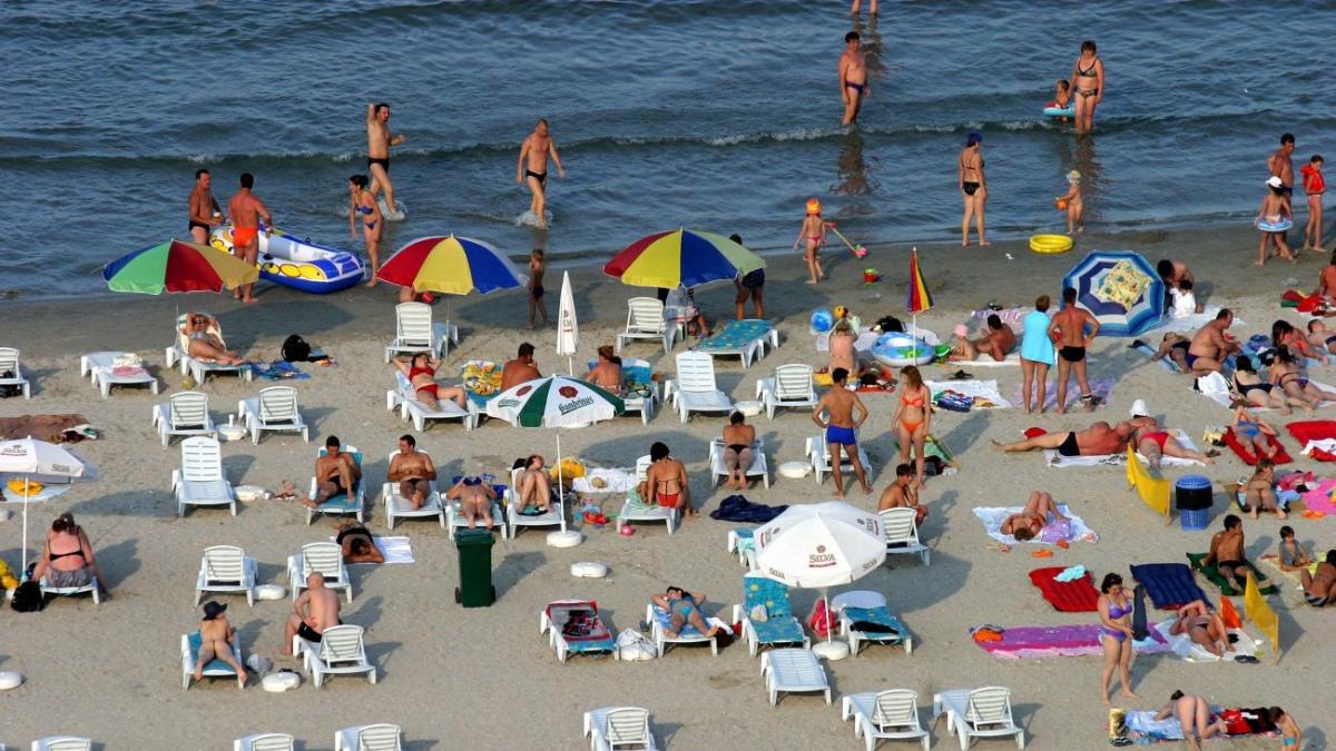 Plaje pline de turiști pe litoral, ca în vremurile obișnuite. Românii nu se mai tem de infectarea cu coronavirus