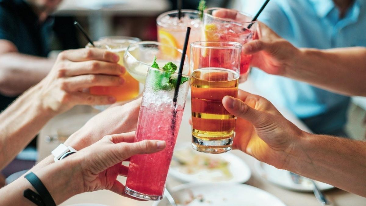 DIETĂ. Mare atenție la băuturile alcoolice vara! Pot ascunde enorm de multe calorii. Alegerile care ne vor menține silueta