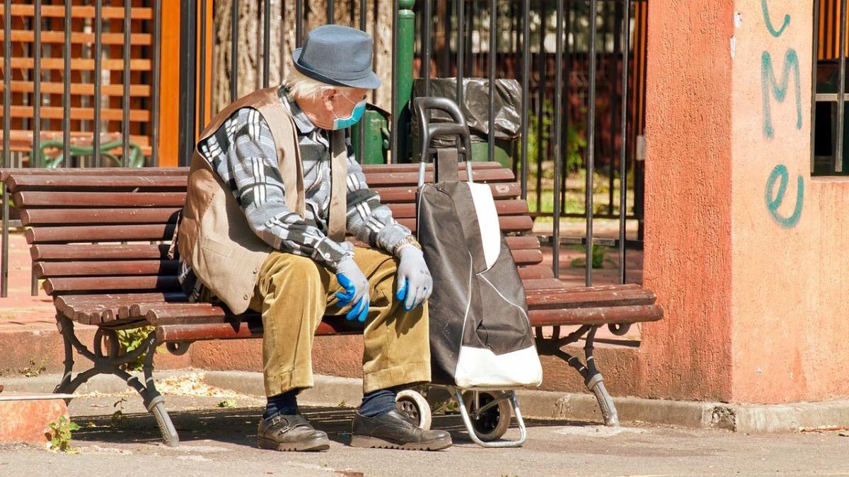 Guvernul Orban riscă să fie dat în judecată. Pensionarii acuză: Ne-a ajuns cuțitul la os!