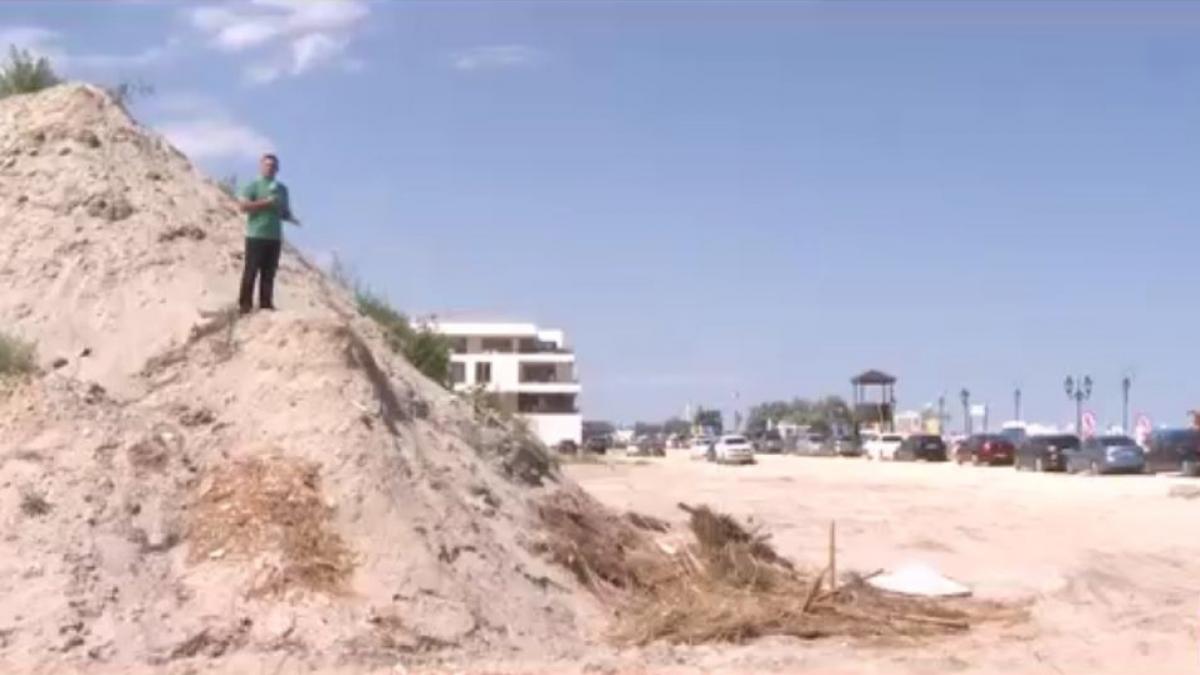 Drumul turiştilor spre plaja de fiţe din Mamaia, printre utilaje de construcţii: ''Am luat ţeapă!''