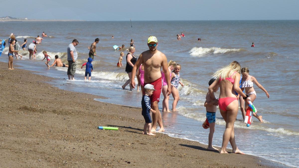 Gest halucinant al unui procuror! Bolnav de coronavirus, cu familia la mare