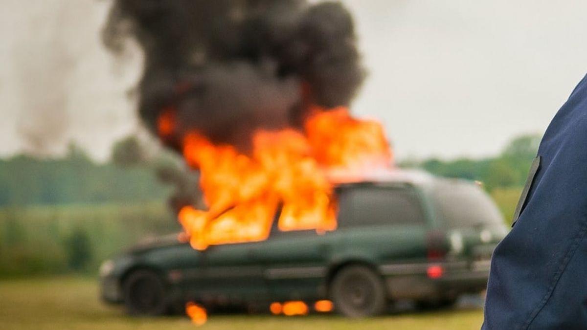 O mașină a luat foc pe Autostrada Soarelui. Traficul este îngreunt spre Capitală