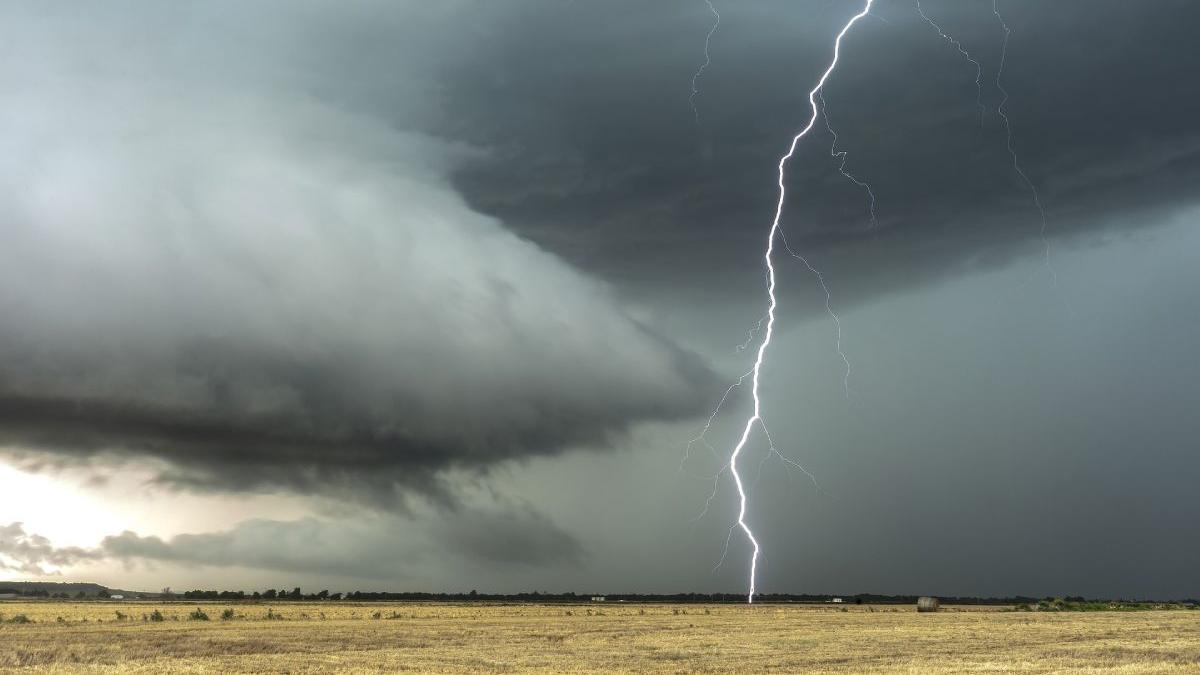 ALERTĂ METEO. Cod roșu de ploi puternice și grindină 