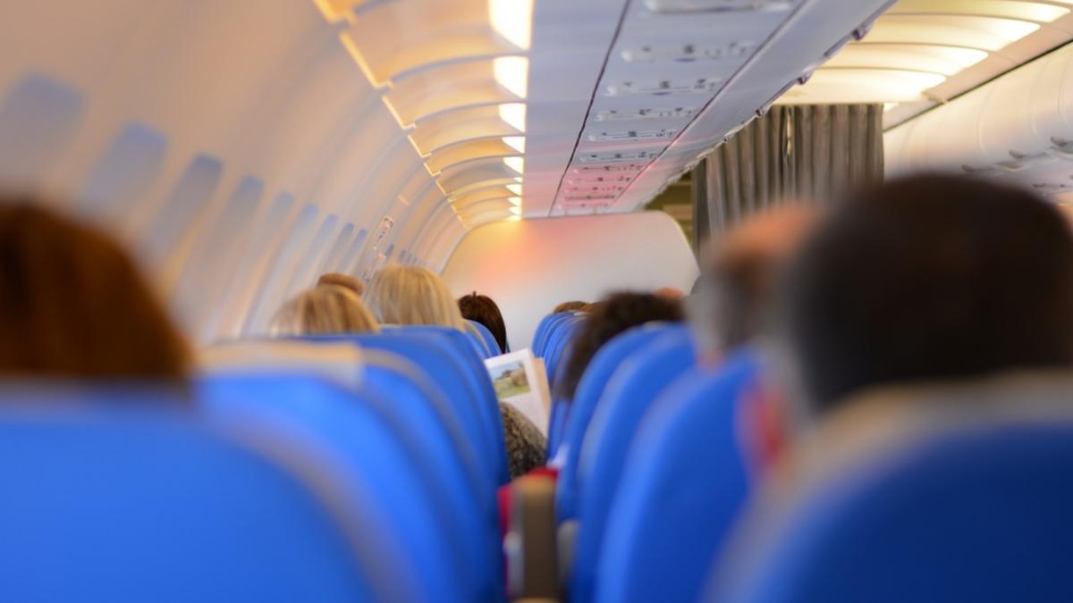 Caz revotător! Cum au infectat câțiva indivizi cu COVID-19 un avion întreg: „Și-au dat jos măștile și...”