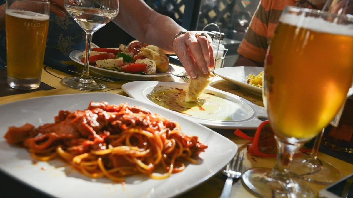 Orașele în care restaurantele și cafenelele rămân închise. Cazurile de Covid-19 depășesc 1,5/1.000 de locuitori 