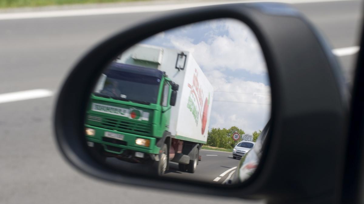 Zeci de imigranți au fost găsiți la bordul unui camion frigorific în Austria. Autoritățiile cred că vehiculul venea din România