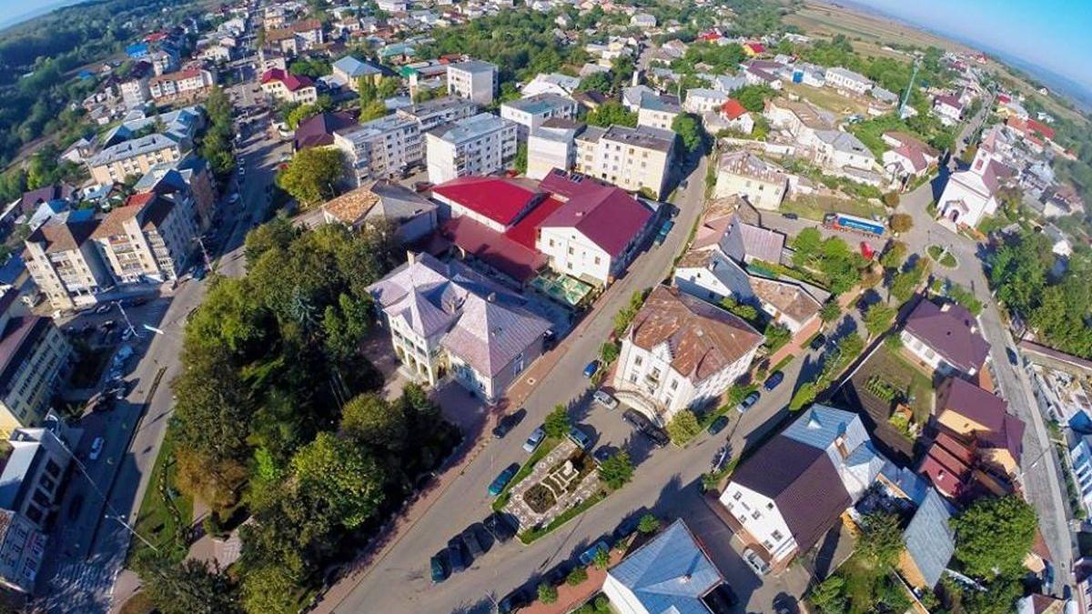 Un oraș cu mii de locuitori din România se închide din cauza COVID! Restaurantele pun lacătul, școlile trec în scenariul roșu