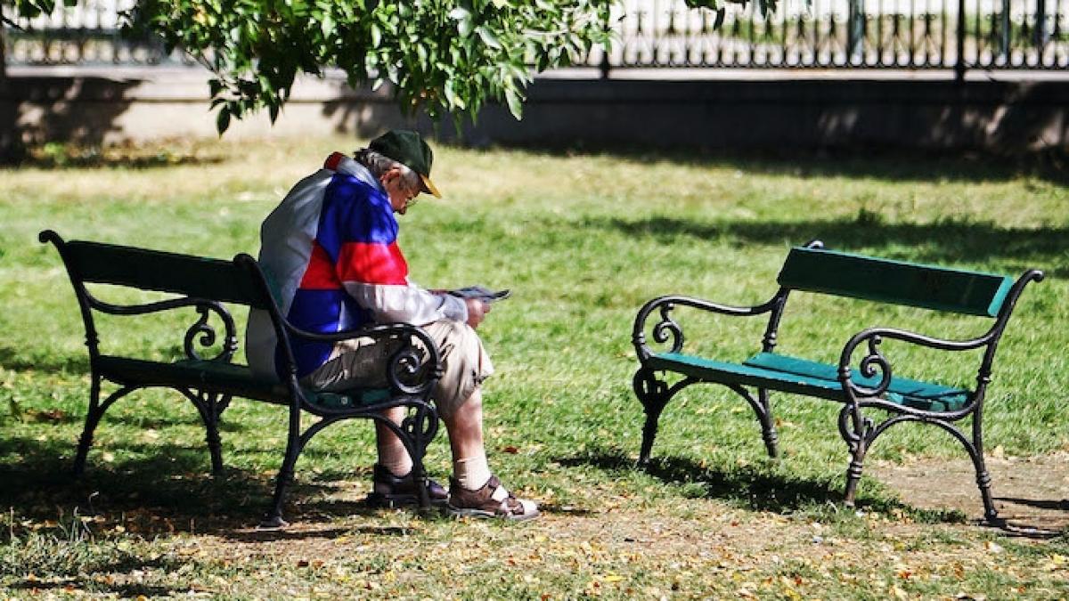 Un pensionar de 72 de ani a găsit 6.000 de lei pe o bancă în parc - Ce a urmat