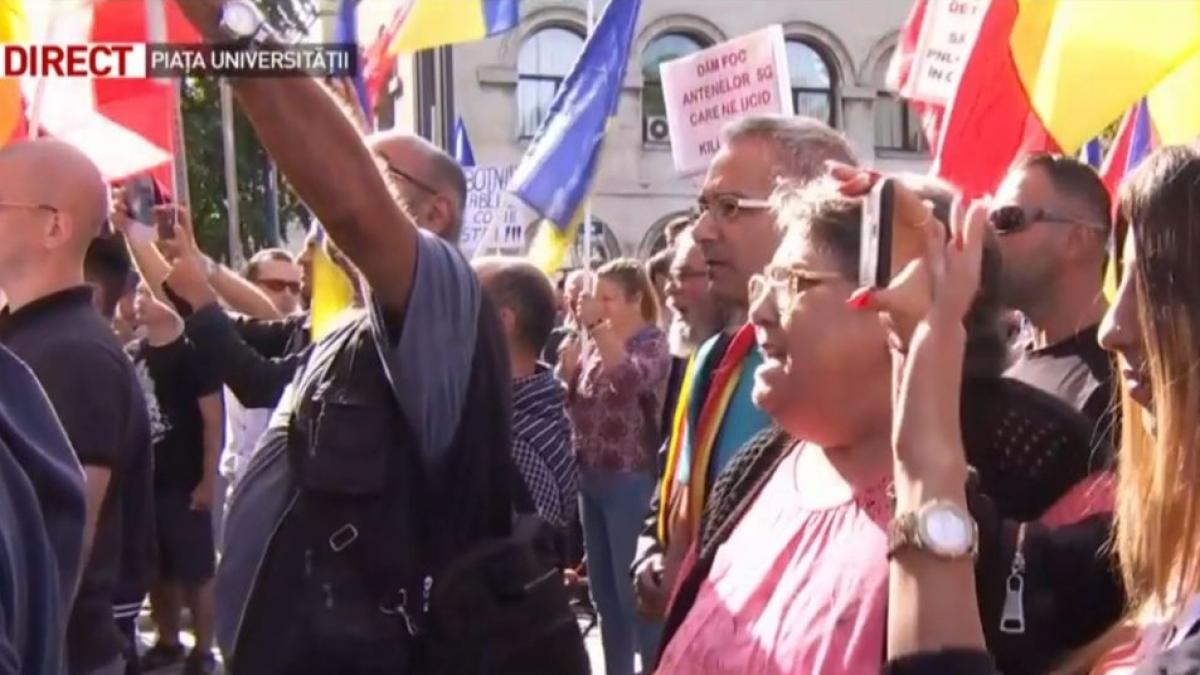 Protest în Piaţa Universităţii faţă de purtarea obligatorie a măştii în şcoli: ''Jos botniţa! Vrem libertate!''