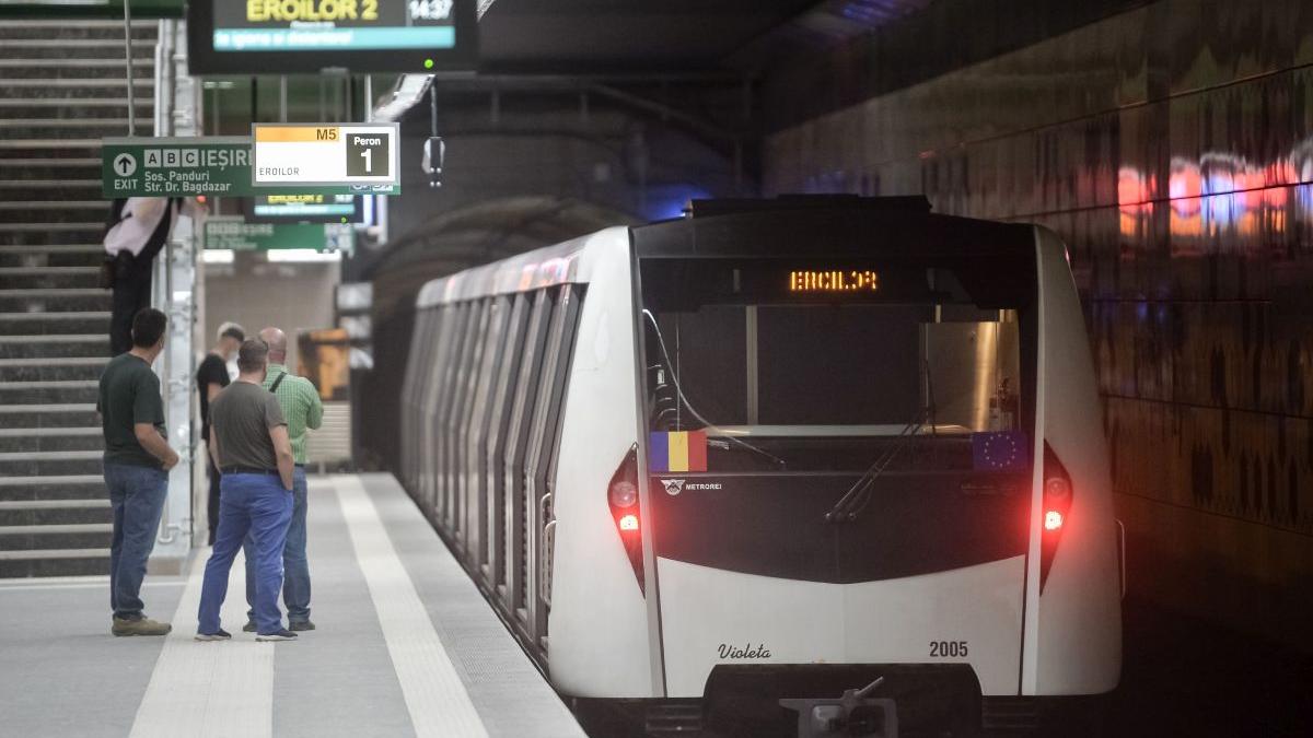 Panică la stația de metrou Tineretului. O garnitură a luat foc