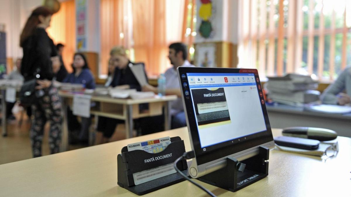 Incidente la vot. Un alegător din Năvodari este cercetat de poliţie după ce a distrus mai multe buletine de vot