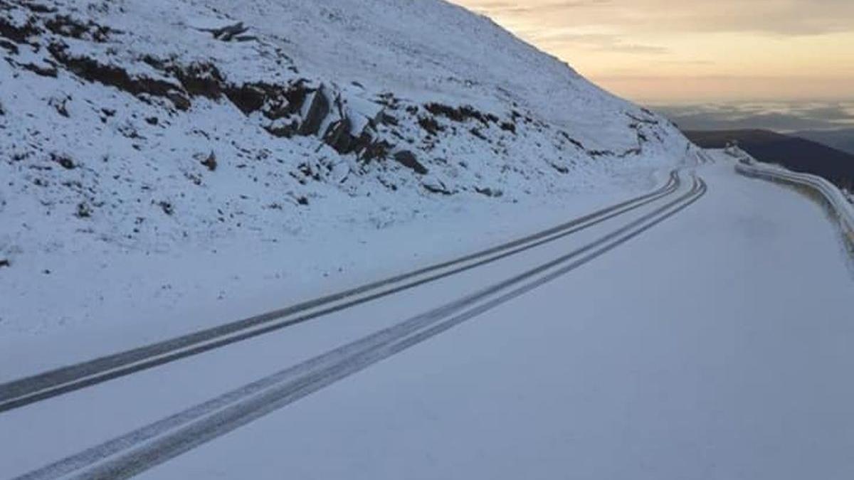 Şapte turişti blocaţi pe Transalpina din cauza zăpezii. Intervenţie dificilă a salvamontiştilor