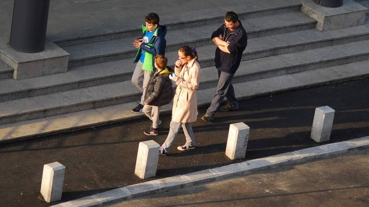 Ce spun bucureștenii despre faptul că trebuie să poarte masca de protecție și pe stradă