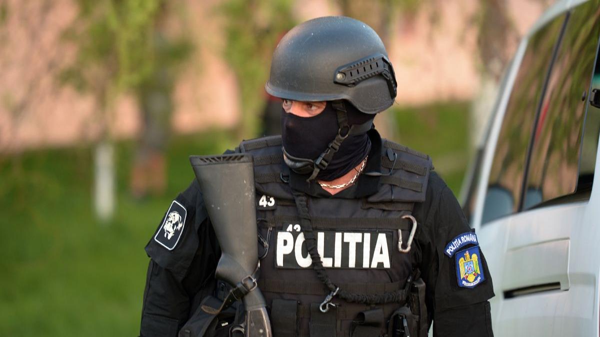 Poliţiştii ameninţă că îşi suspendă activitatea dacă Guvernul nu le dă suplimentul de 2.500 de lei. "Ministrul Vela este în campanie"