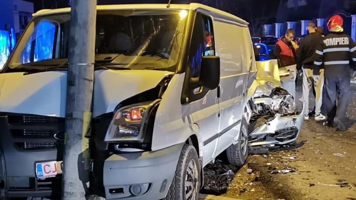 A intrat direct în stâlp! Încă un accident provocat de neatenţia la volan