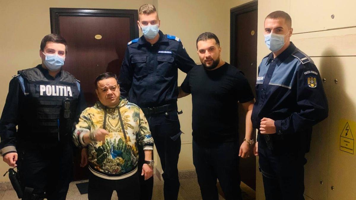 Anchetă pentru poliţiştii care s-au fotografiat cu Adrian Minune la cheful ilicit