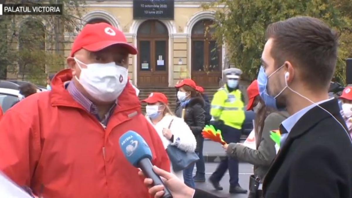 Angajaţii de la Serviciile de Ambulanţă protestează în Piaţa Victoriei. "Suntem epuizaţi, suntem obosiţi, suntem în urmă cu veniturile"