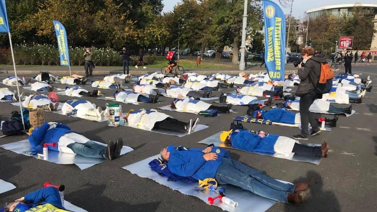 Protest emoţionat în Piaţa Victoriei! Medicii s-au întins pe asfalt pentru a le arăta autorităţilor că au ajuns la capătul puterilor