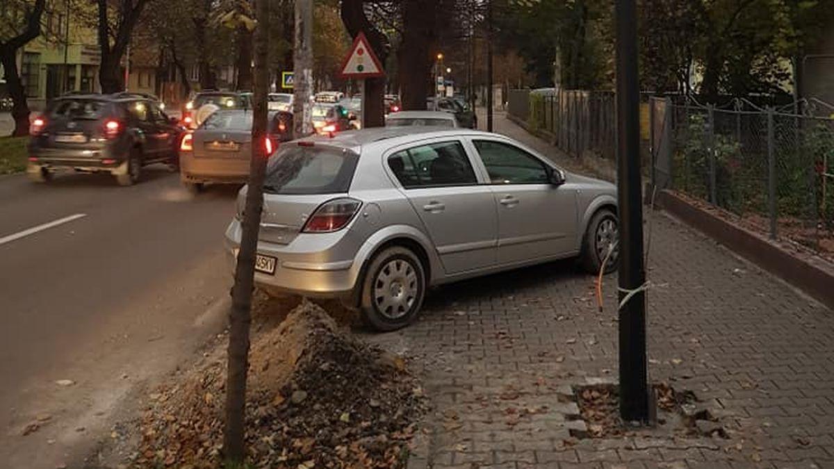 Locuitorii din Bistriţa, revoltaţi! Stâlpi de iluminat, instalaţi chiar pe mijlocul trotuarului 