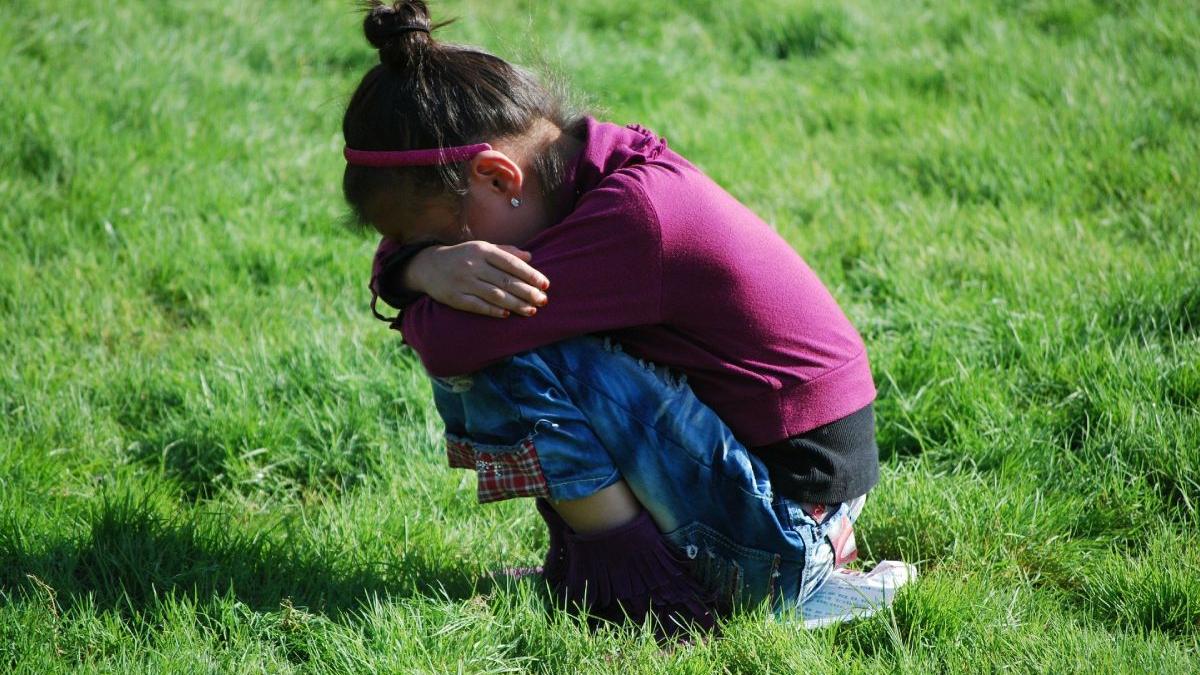 Bătrânii care au violat-o pe fetiţa de 10 ani din Neamţ, lăsaţi în libertate de judecători